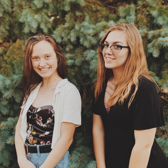 Meet your Poshers, Iris and Maddi - Picture 1 of 3